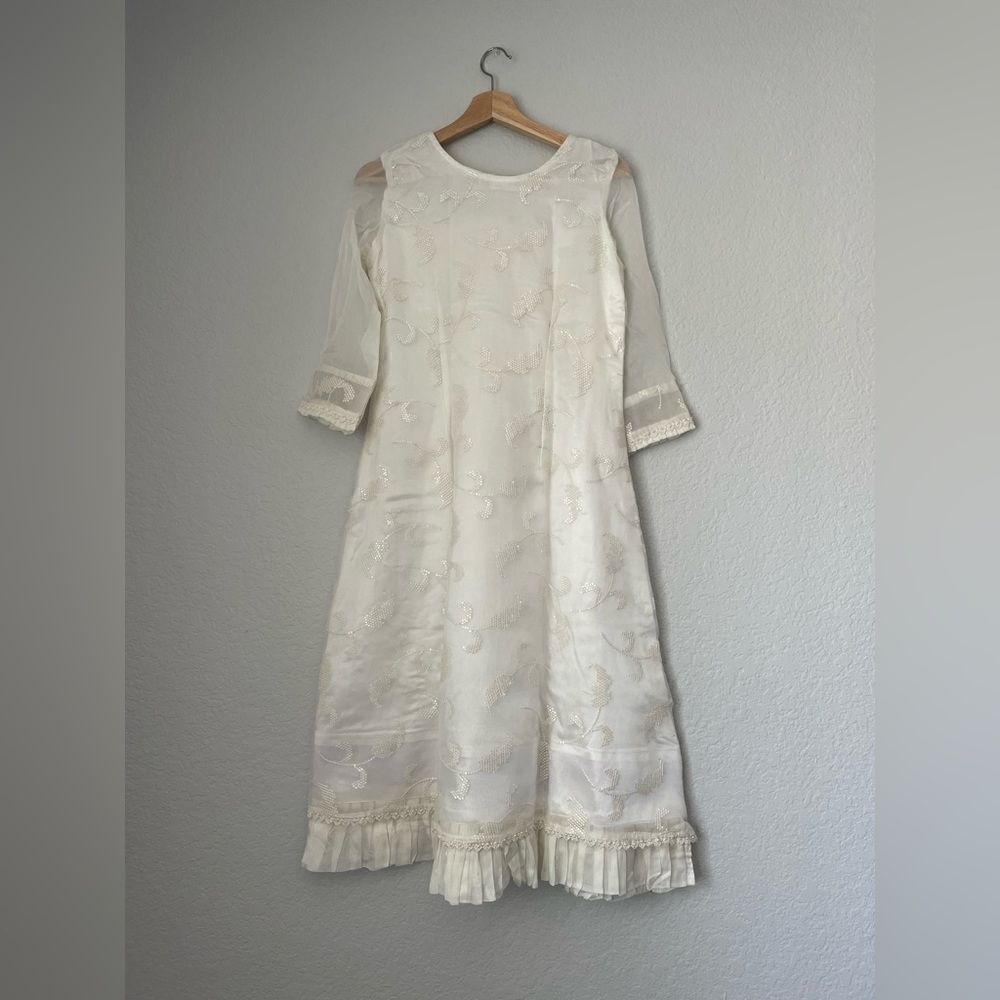 New Woman’s Size Small White Embroidery Dress